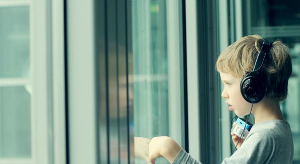 Enfant autiste devant une vitre
